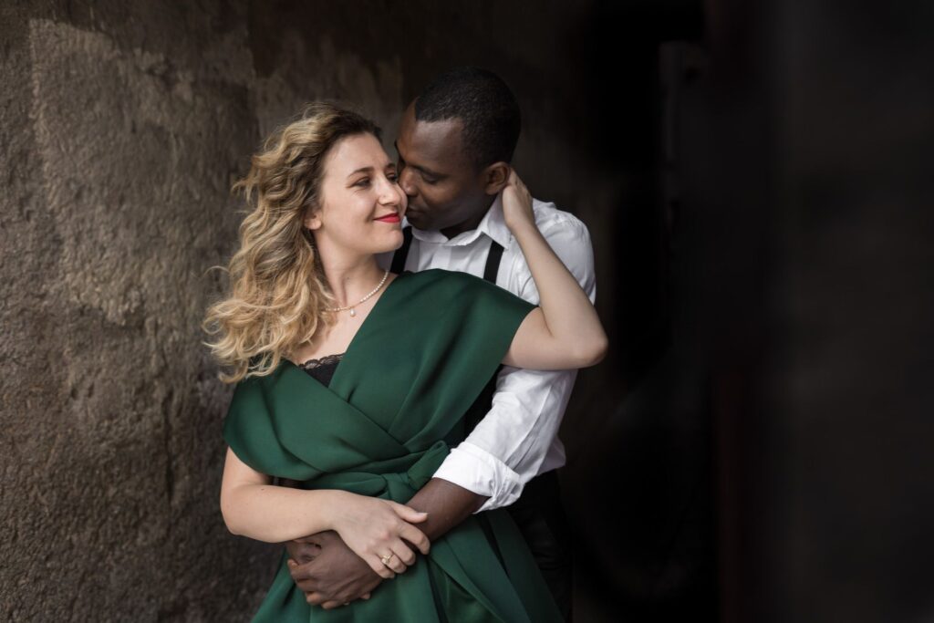 session photo couple à Lyon, photo couple glamour Lyon , Photographe couple mixte Lyon , mixed couple photographer , lyon photoshoot ,