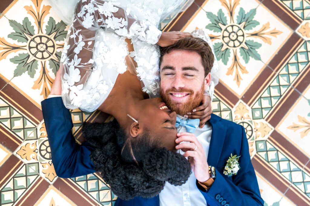 photo de mariage chateau de rajat, photo couple mixte a Lyon , photo de couple mariage, photo originale de mariage , marié roux épouse noire , photographie de mariage a lyon, session photo de mariage Lyon, chateau de Rajat Lyon