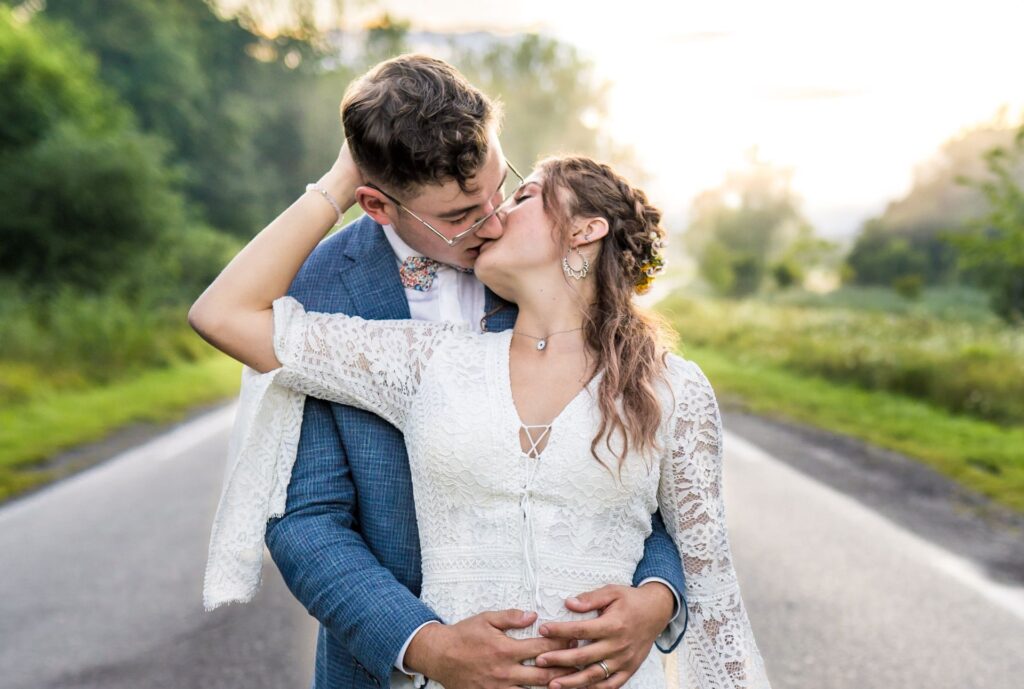 mariés au coucher du soleil, photo de mariage a lyon, photo de mariage boheme à lyon, photo de couple mariage , photographe mariage a lyon , photo de couple sur une route