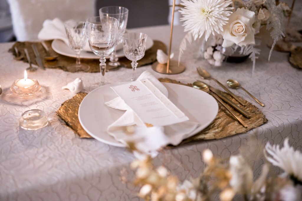 photo de mariage a lyon , photo de la reception , photography du menu du mariage , photographie flatlay , wedding details shots , wedding details pictures , photo de details de mariage lyon