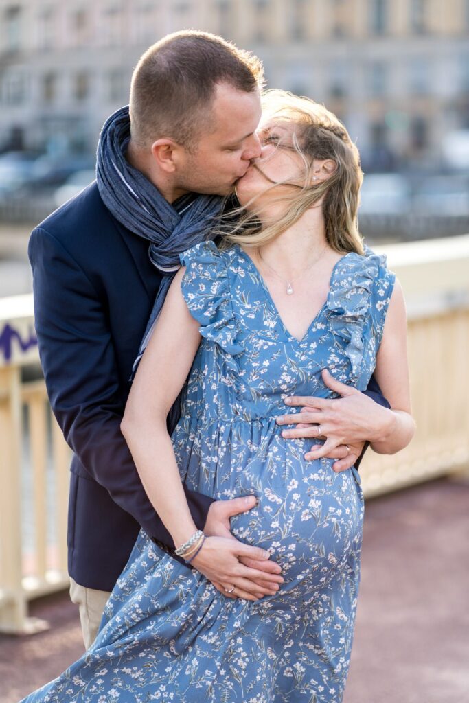 photo de baby bump, baby bump picture , photo of couple expecting , photo de famille a Lyon , photographie de famille,