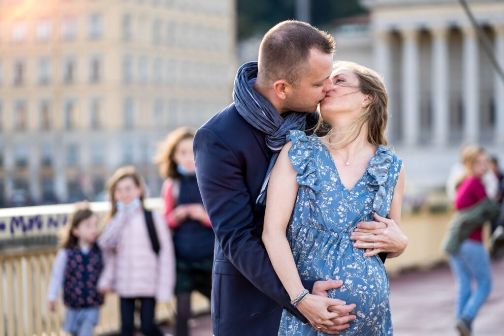 photo de femme enceinte , photo de couple qui attend un enfant , couple à Lyon, photo naturelle, expecting couple in Lyon