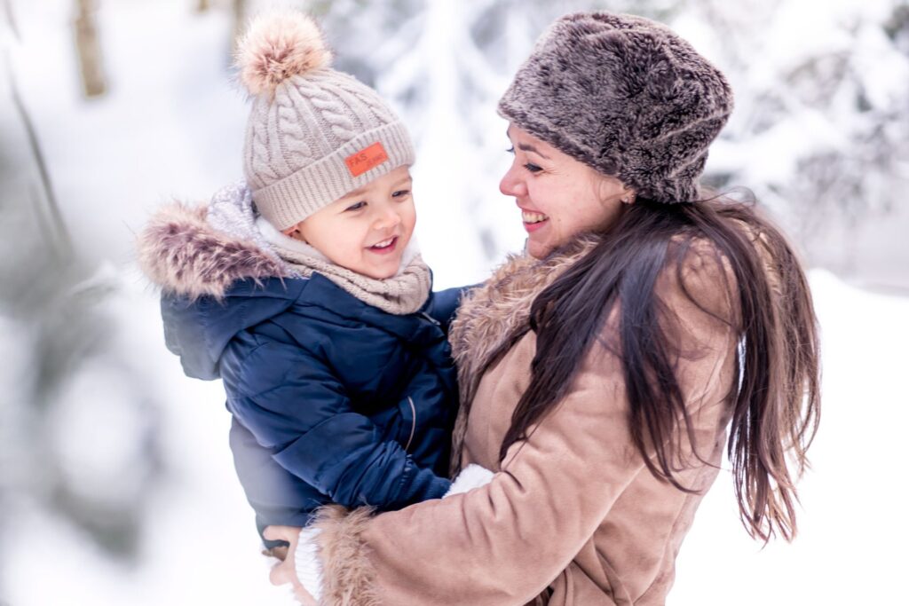 photograph boy , family photographer in France , photographe de famille, portrait enfant , portrait dans la neige , portrait Lyon, photo maman enfant,