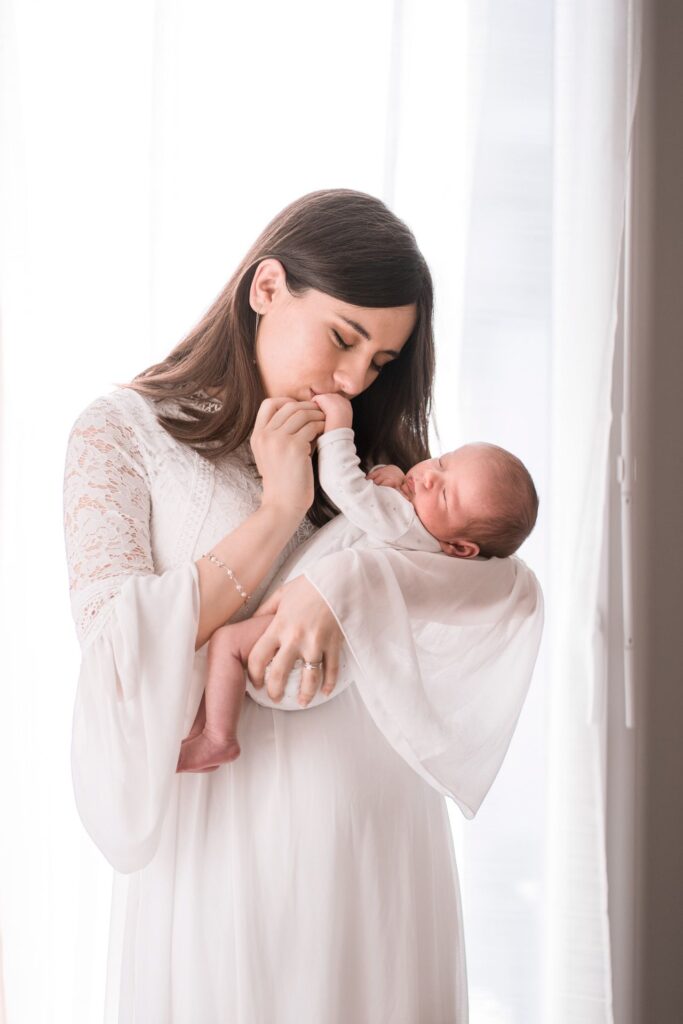 nouveau née photo a Lyon, rohne-alpe photoshoot, maman nouveau née photo , photo enfant et parent , session photo de famille a Lyon , photographe a Lyon 6eme, bébé et maman photo, mother and baby pictures