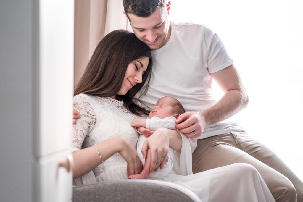 papa et maman photoshoot , parents and new born photoshoot, session photo nouveau née , seance photo à la maison , maison photoshoot , nouvelle maman photoshoot