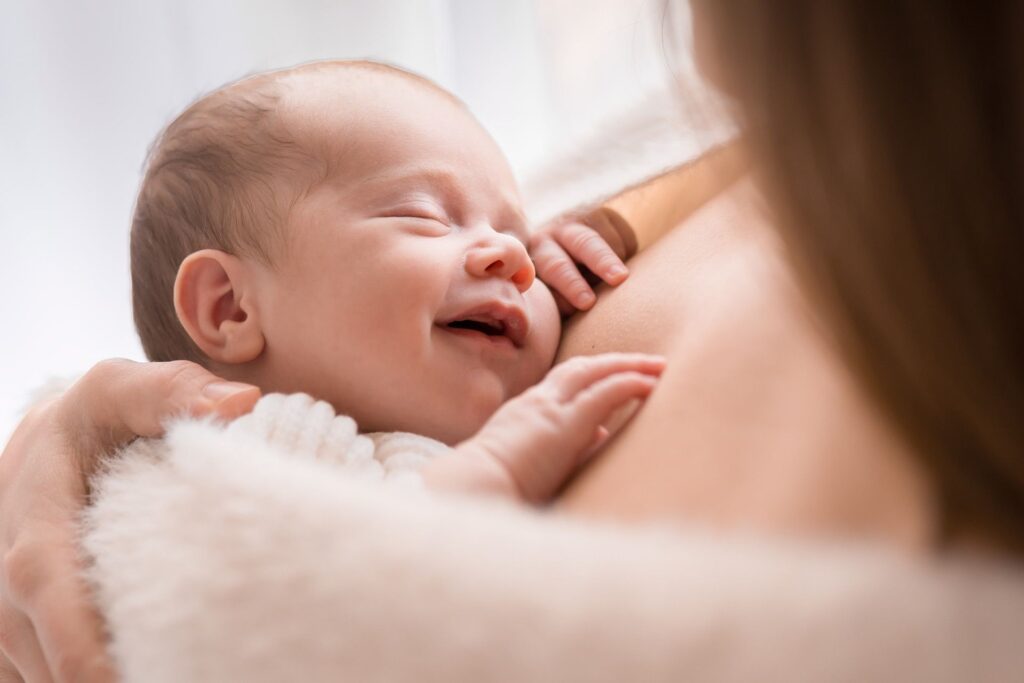 nouveau née photo, séance photo famille , séance photo bébé cosy, séance photo enfant, séance photo bébé à la maison